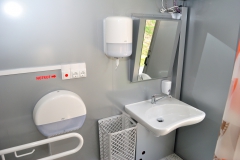 Toilettenwagen-mit-behinderten-WC