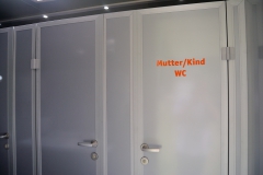 Toilettenwagen-mit-behinderten-WC
