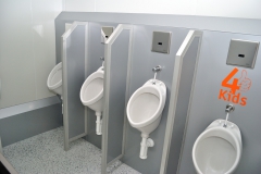 Toilettenwagen-mit-behinderten-WC
